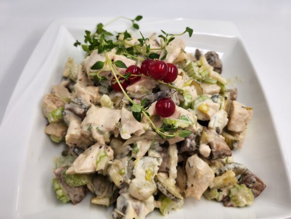 Салат с курицей, сельдереем и шампиньонами