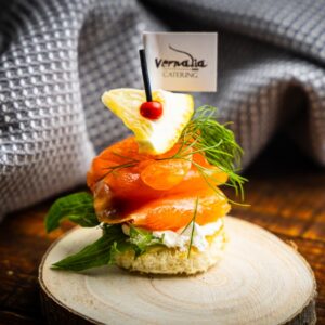 Минитосты с лососем