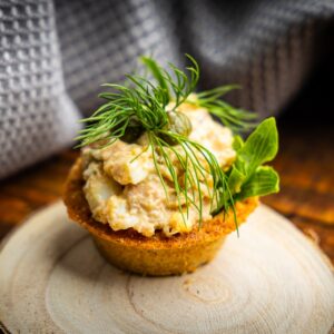 Корзиночка с салатом из печени трески